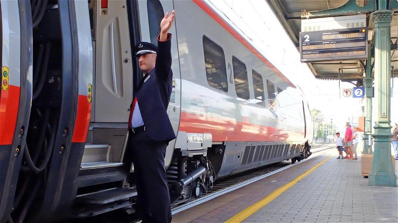 Il Frecciargento Sibari-Bolzano non è più prenotabile oltre il 31 dicembre. Abate: «Nessuno osi toccare quel treno»