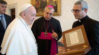 Papa Francesco riceve una copia del Codex e una raffigurazione della Achiropita