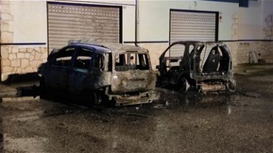 Corigliano, due auto a fuoco in pieno centro abitato