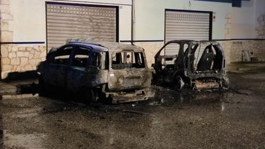 Corigliano, due auto a fuoco in pieno centro abitato