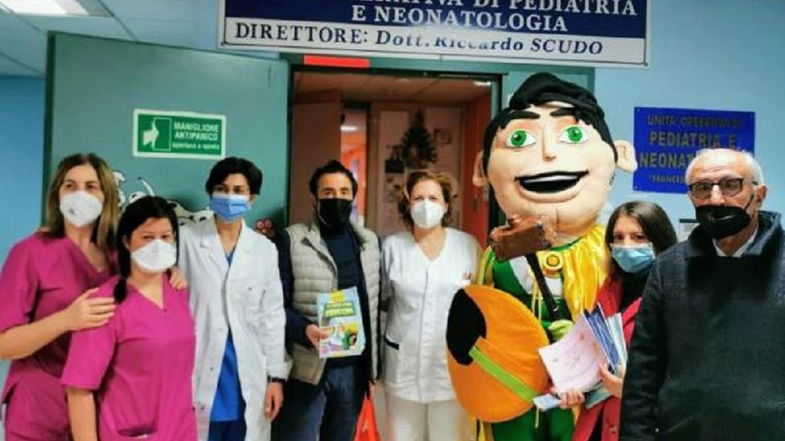 Castrovillari nel segno della solidarietà: libri, fumetti e matite colorate in pediatria