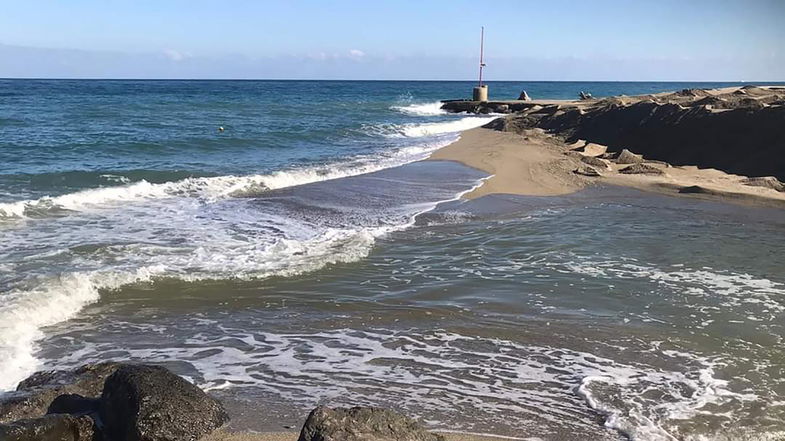 Laghi di Sibari, la burocrazia rallenta mentre il mare avanza: di nuovo occluso il Canale degli Stombi