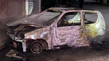 Ancora un'auto in fiamme nella notte a Corigliano-Rossano nella zona popolare di via Gronchi