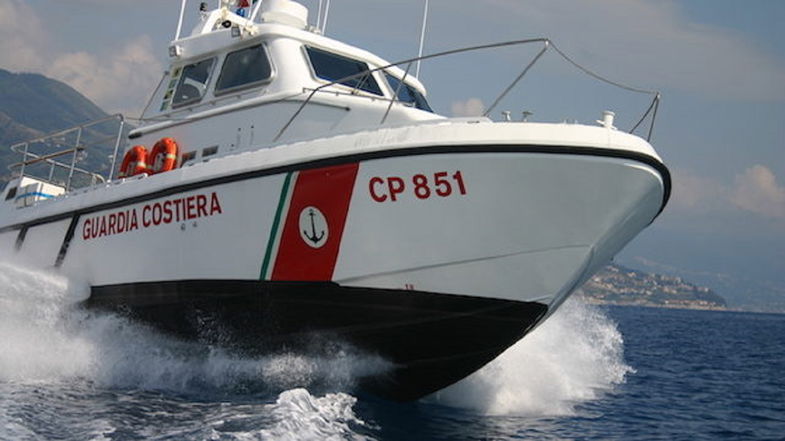Corigliano Rossano: barca alla deriva con a bordo due ragazzi che cercano di tornare a riva a nuoto. Salvati dalla Guardia Costiera