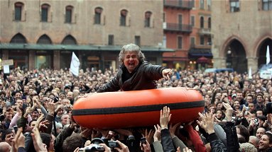 Dal V-Day di Grillo al V-Day di Conte: dovevamo diventare immuni dal virus della politica e, invece, non resta che difenderci dal virus della paura