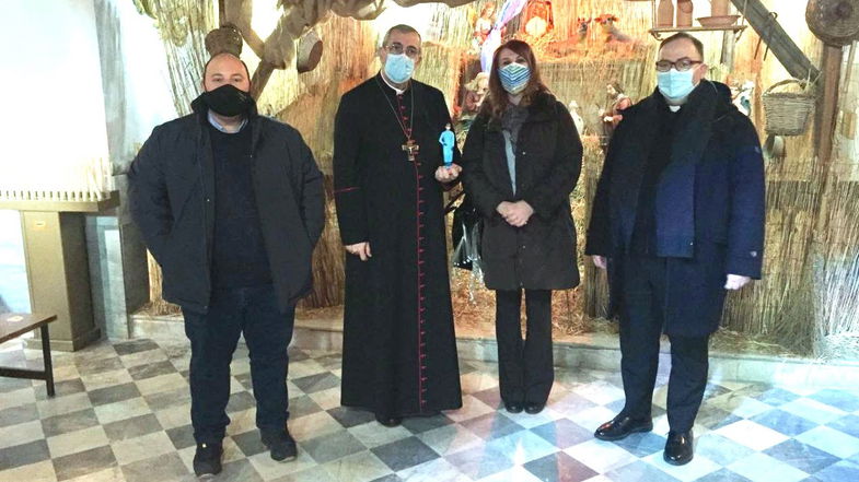 Natale 2020, una statuina di infermiera donata all’Arcivescovo Giuseppe Satriano