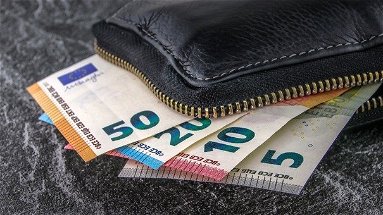 Dimentica il borsello con più di 1.000 euro contanti in ospedale: le guardie lo trovano e lo restituiscono