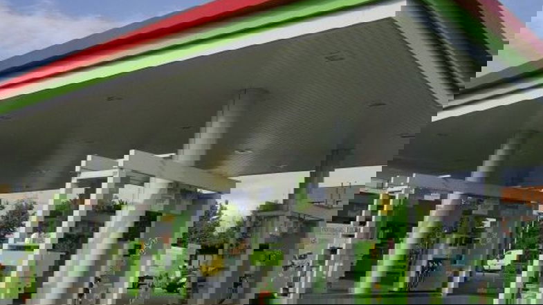 Corigliano, auto si schianta contro una pompa di benzina