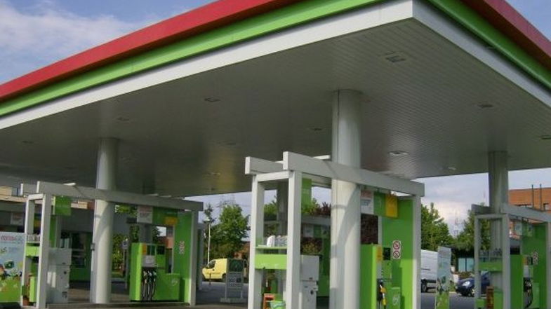 Corigliano, auto si schianta contro una pompa di benzina