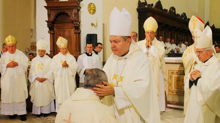 La comunità accoglie Monsignor Satriano