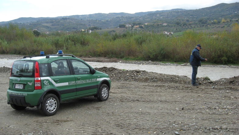 Corpo forestale, furto di inerti nel fiume Crati