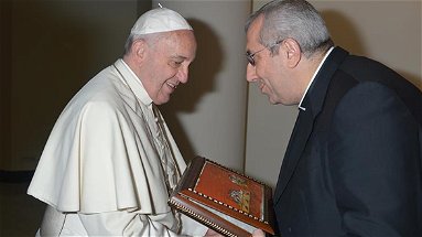L'Arcivescovo Satriano consegna a Papa Francesco le tavole del Codex Purpureus Rossanensis