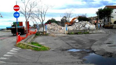Rossano: Lungomare S. Angelo, dopo oltre un decennio demolito lo stabile Caccuri 