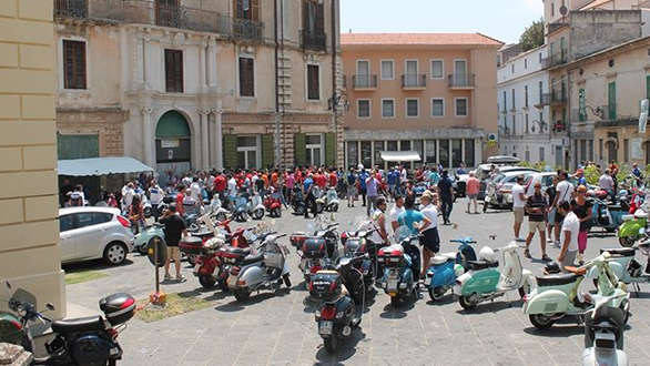 Vespa e arte aprono l'estate rossanese