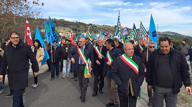 Trebisacce, in corso la manifestazione Cgil, Cisl e Uil contro il governo 