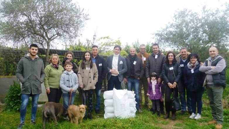 L’associazione Fidelitas dona un quintale di mangime per cani.