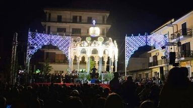 CROSIA. Piazza Dante gremita per il decennale dell'Istituto 