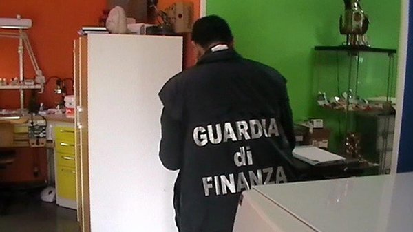 Guardia di Finanza Cosenza: Scoperto falso dentista con studio abusivo in un palazzo fatiscente