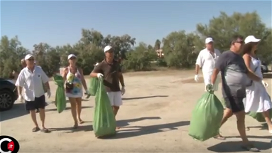 Giornata ecologica ai Laghi di Sibari, volontari puliscono spiaggia e darsena