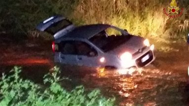 Sellia Marina: recupero auto bloccata nel fiume