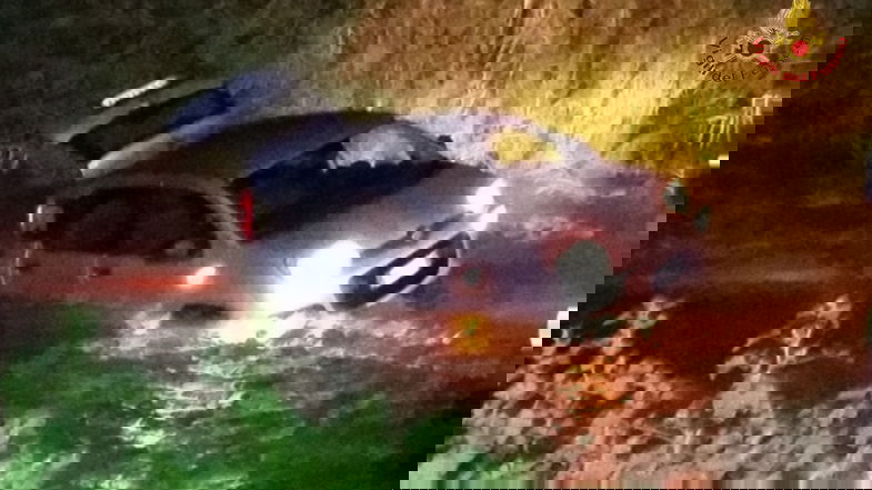 Sellia Marina: recupero auto bloccata nel fiume