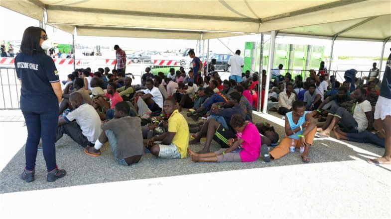 Corigliano: quasi mille migranti arrivati stamattina al porto