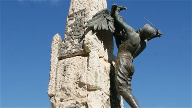 A Rossano divieto di sosta di fronte al monumento caduti
