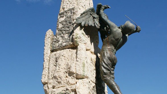 A Rossano divieto di sosta di fronte al monumento caduti