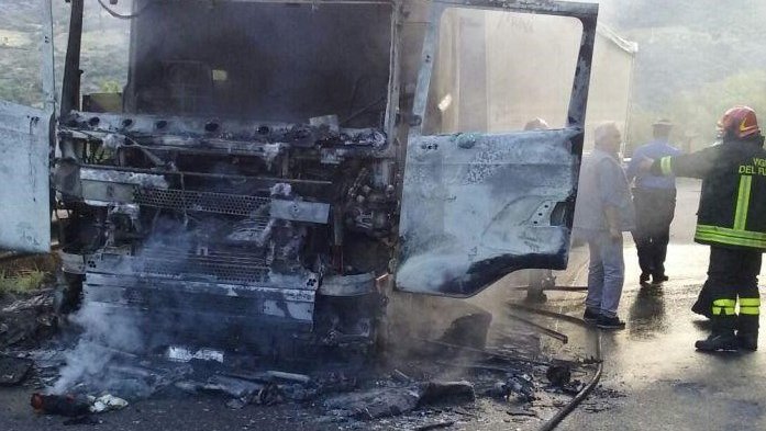 Civita: a fuoco articolato sulla provinciale