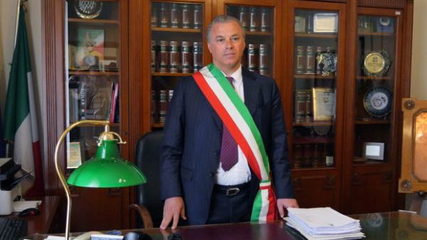 Il PD chiede l'azzeramento della giunta. Ma Mascaro va avanti