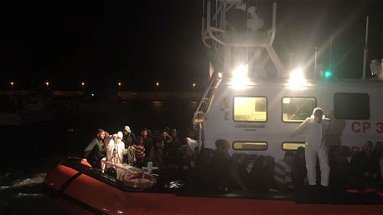Migranti, 122 soccorsi a largo dello Jonio