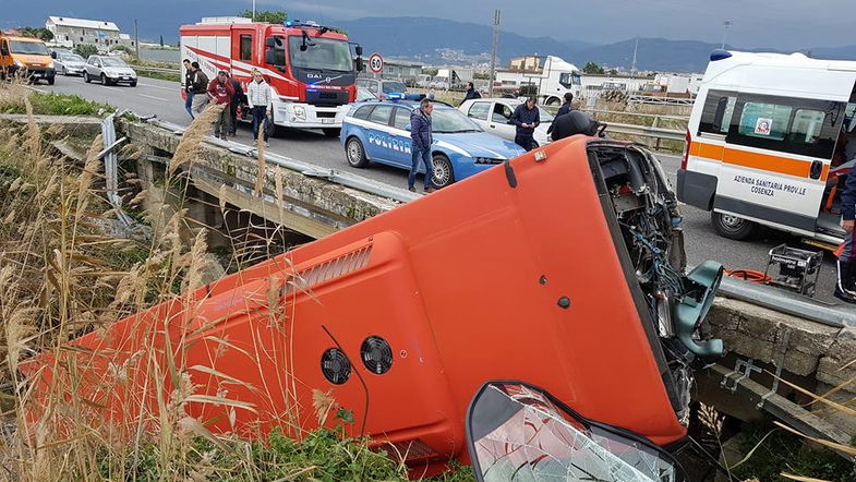 Corigliano, tragico incidente: si ribalta autobus sulla 106, una vittima 