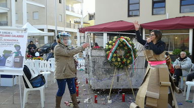 Ecoross al Carnevale 2017 con il funerale del cassonetto