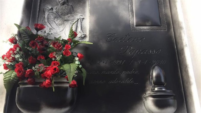 Cassano: imbrattata lapide su tomba del padre di Papasso