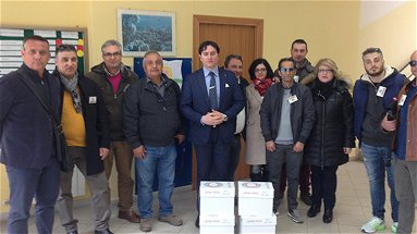 La Fidelitas dona delle risme di carta alla scuola elementare Rodari di Corigliano Scalo