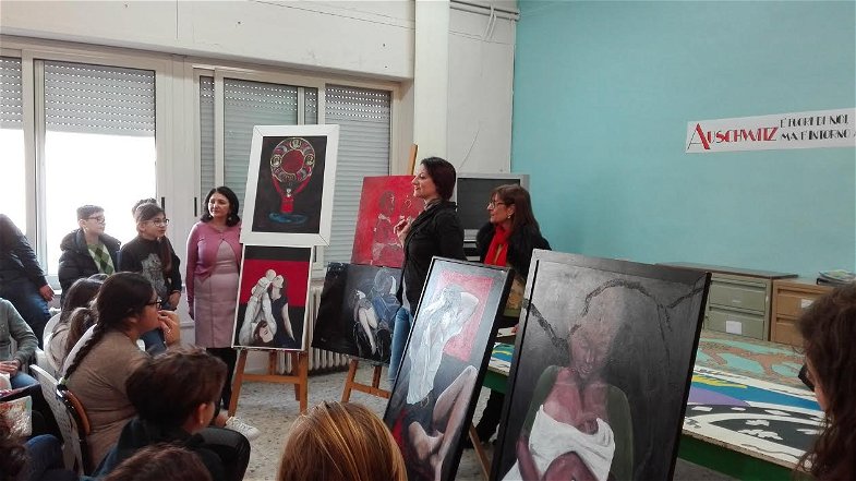 Codex, arte, poesia: allievi della scuola Media Roncalli incontrano la pittrice Stabile