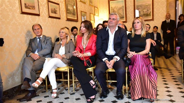 Standing ovation per Celestino tessuti: identità e fashion, sale gremite a palazzo Ferrajoli