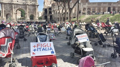 Forum Famiglie Cosenza: flashmob a Roma per porre l'accento sul calo demografico