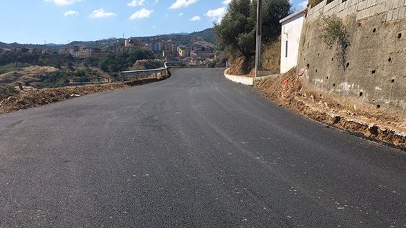 Corigliano, asfaltata la strada in zona Rinacchio