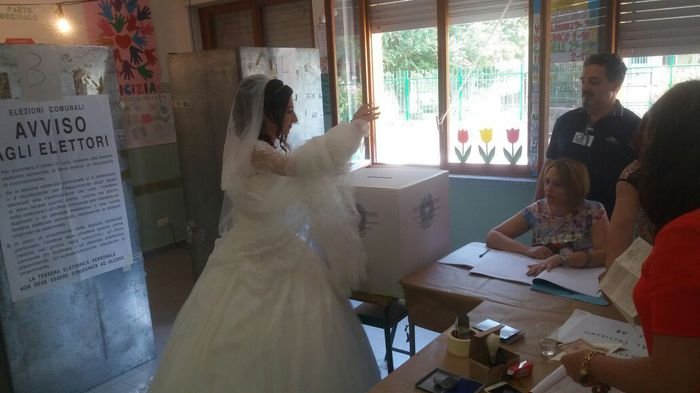 Comunali: al seggio in abito bianco, vota neo sposa