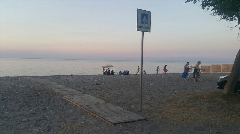 Rossano: sociale, 5 passerelle sulla spiaggia