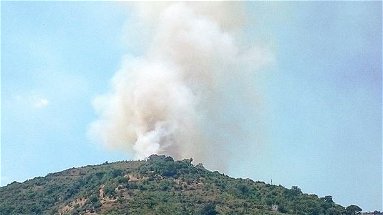 Incendi sulla montagna di Rossano e a Santa Caterina. In fiamme palo dell'energia elettrica. Disagi a catena