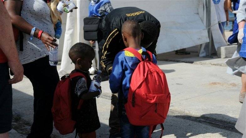 Migranti: rintracciato il padre del piccolo Cisse, sbarcato da solo a Corigliano