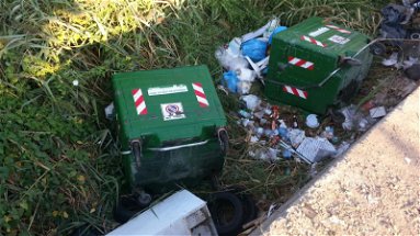 Rossano: cassonetti della spazzatura e ingombranti gettati in un torrente