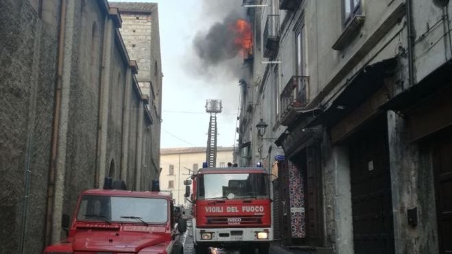 Incendio nel centro storico di Cosenza: aperta un'inchiesta