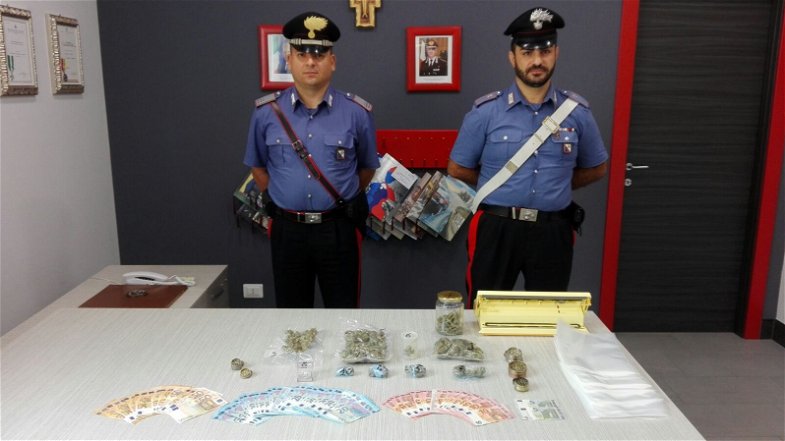 Mirto Crosia: vede Carabinieri e lancia droga dal finestrino