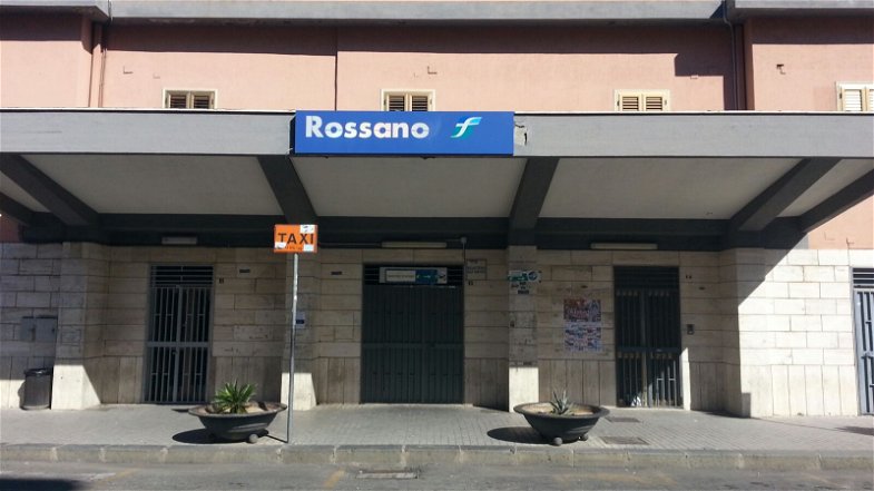 Rossano: stazione FS abbandonata e porta d'ingresso chiusa