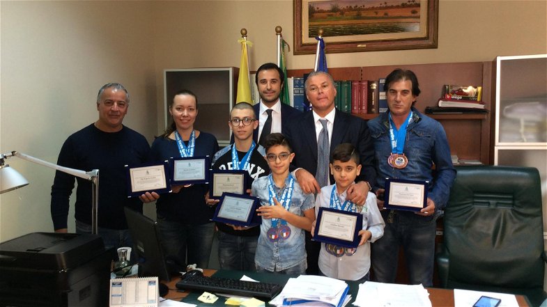 Sport, Rossano: il sindaco Mascaro e vicesindaco premiano 5 karateki