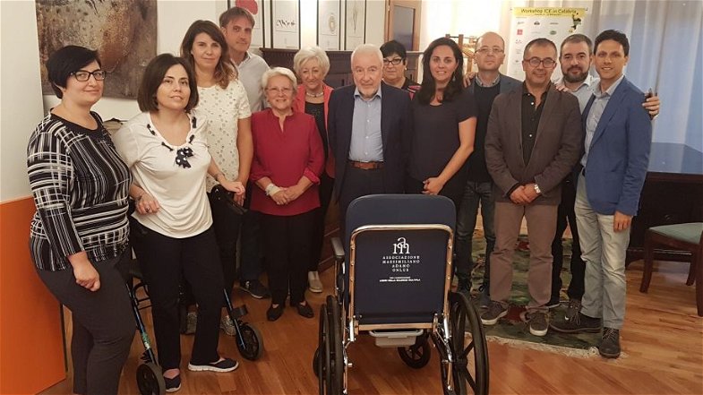 Sociale, consegna di una sedia a rotelle nella manifestazione svolta in Confindustria a Cosenza