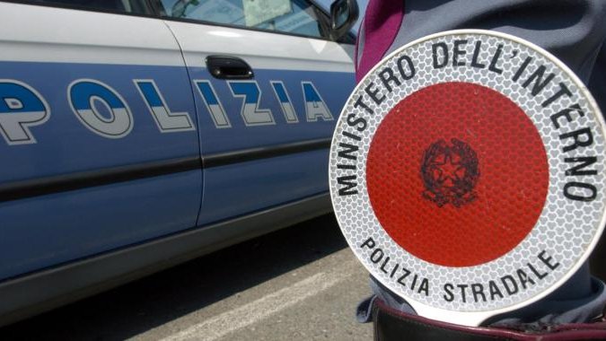 Polizia stradale di Cosenza, lezione di sicurezza stradale per i giovani